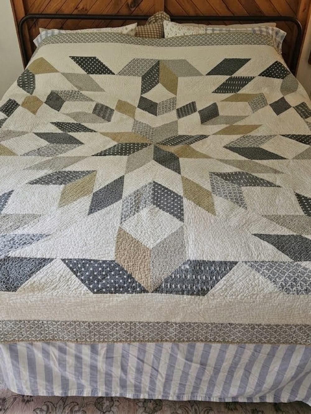 Neutral Star Patchwork Quilt - Cream, Gray & Tan